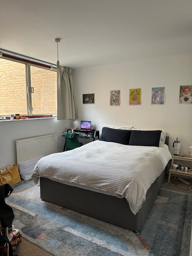 Large en-suite very close to the City!  Main Photo