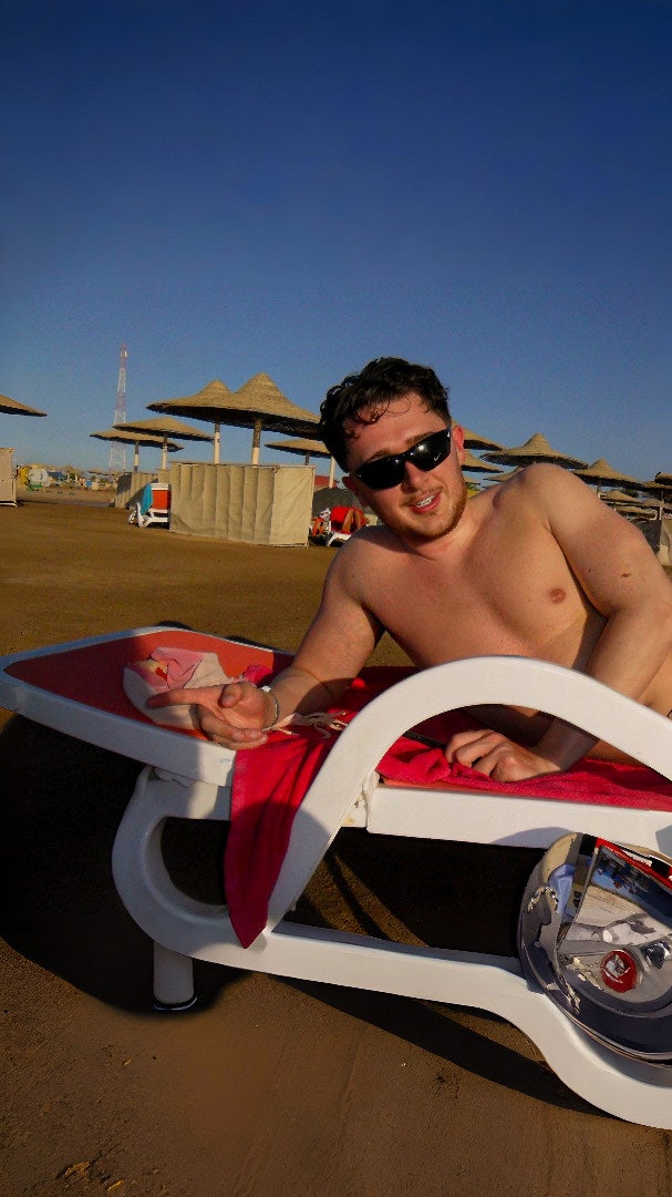 Young professional seeking flatmates  Main Photo