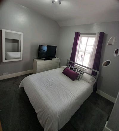 Double front of property room for rent Main Photo