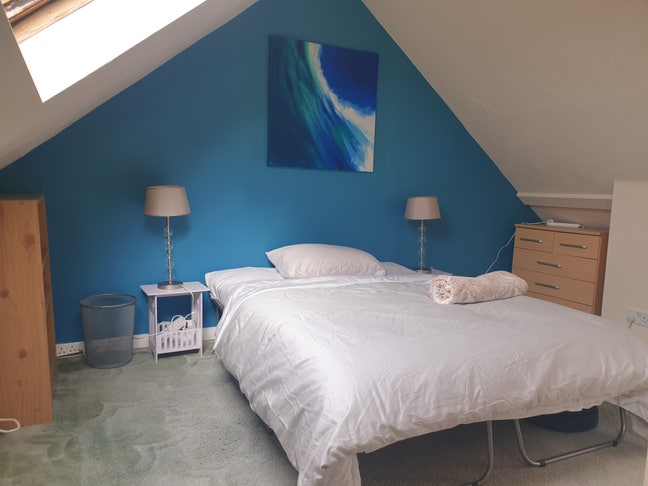 Short Term Let: Double room in 3 bed 2 bath house Main Photo