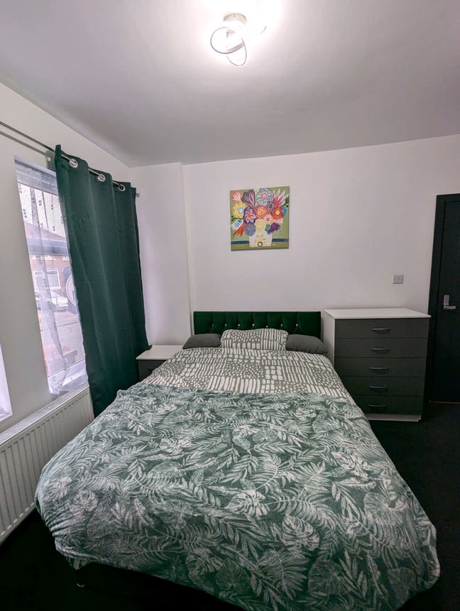 Lovely rooms available in a semi detached house  Main Photo