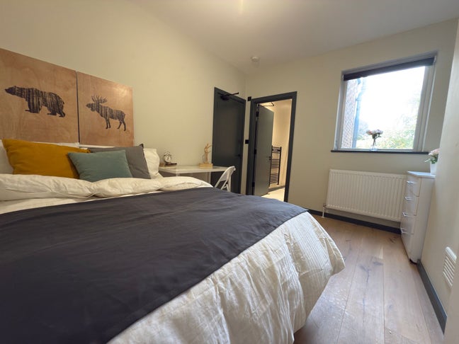 🌟Steps from Aldgate & Liverpool St – Zone 1 🌟 Main Photo