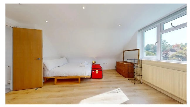 A huge double bedroom for rent in 2 bedroom house. Main Photo