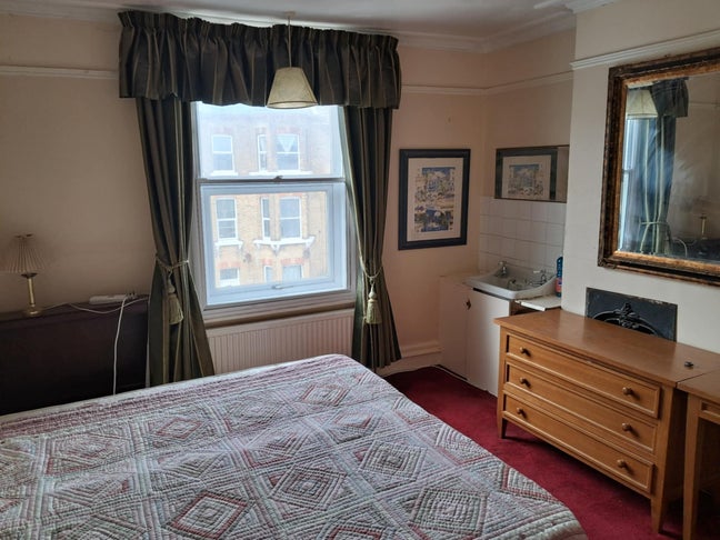 Very large double room in seaside property Main Photo