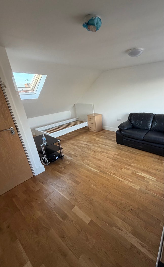 Room to rent - double room  Main Photo