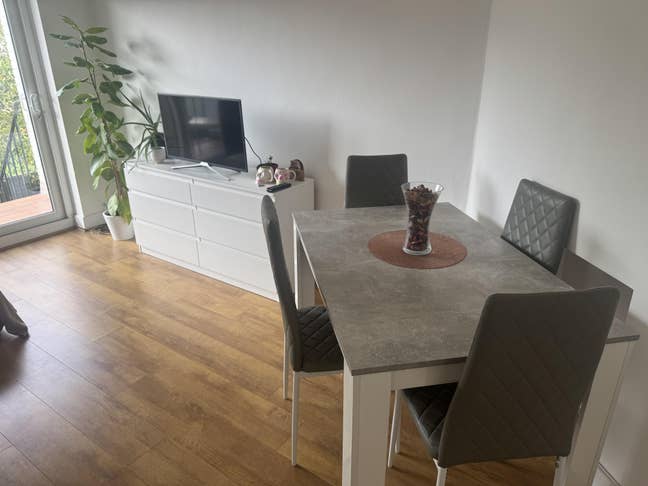 Big bedroom in a 2 bedroom flat 3 min walk from Ch Main Photo