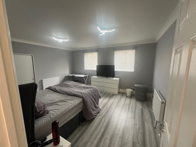 Large double room & private bathroom  Main Photo