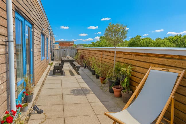 Private area, own bathroom – Camden NW1 Main Photo