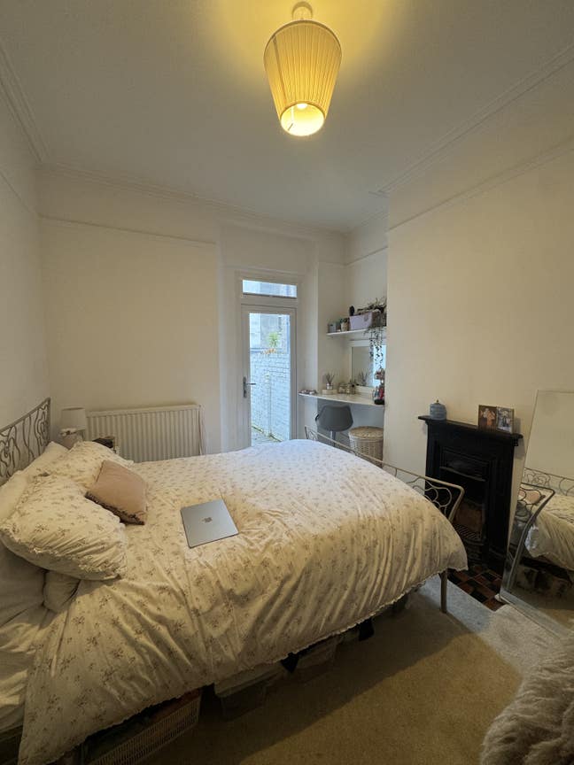 One downstairs bedroom up for rent Main Photo