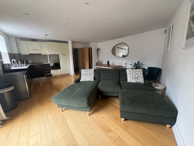 Ensuite Room to let in Hertford Main Photo