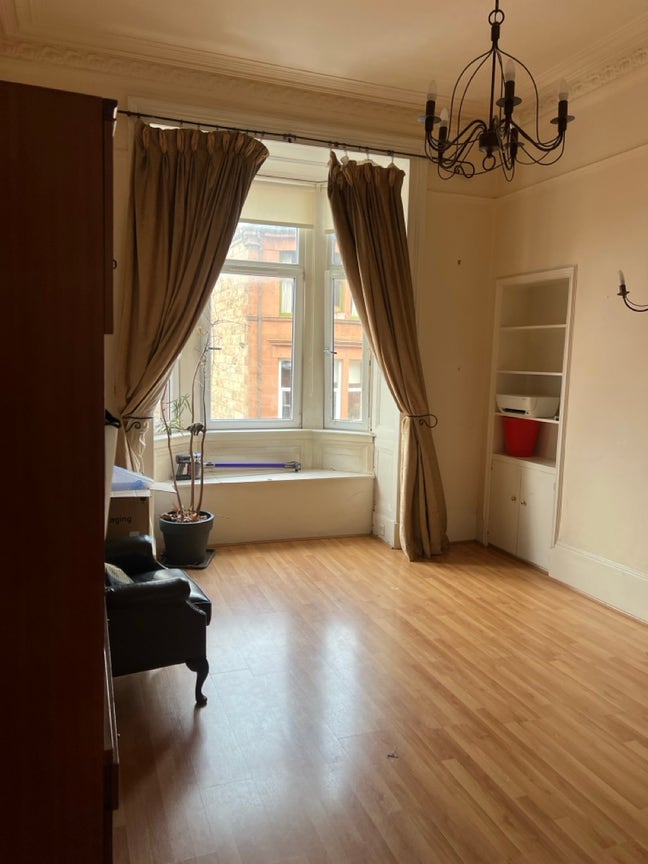 Large Sunny Room Available – Langside / Queen’s Pa Main Photo