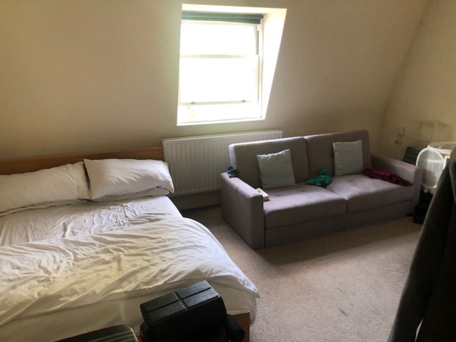 Spacious double room in 3 bed flat, Goldhawk Road Main Photo
