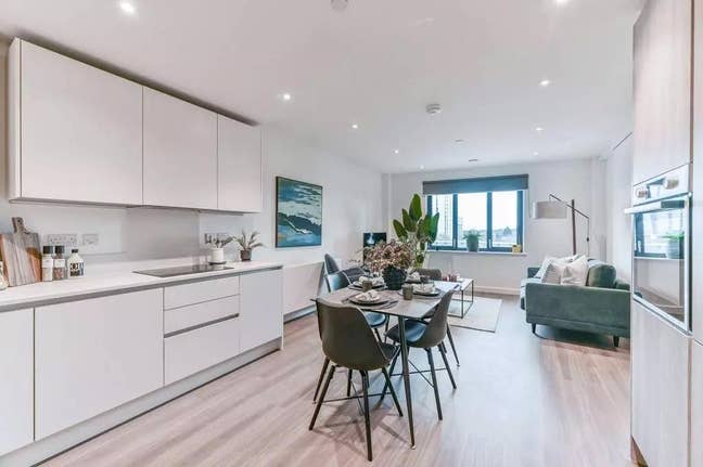 🌇 Top-Floor 1-Bed Flat – 33rd Floor Stunning View Main Photo