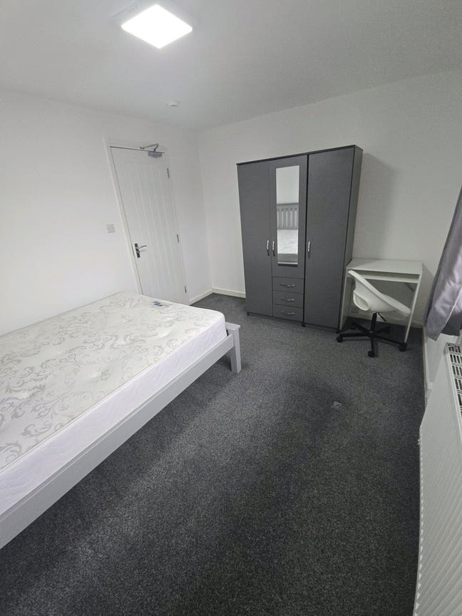 Rooms available in a newly renovated property Main Photo