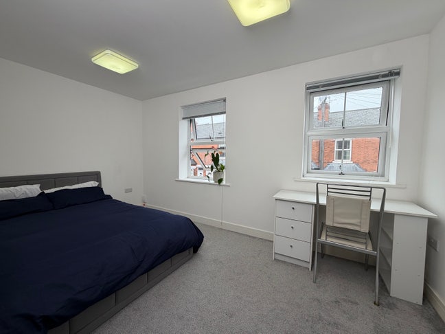 Large Double Bedroom. Long Eaton Centre.  Main Photo