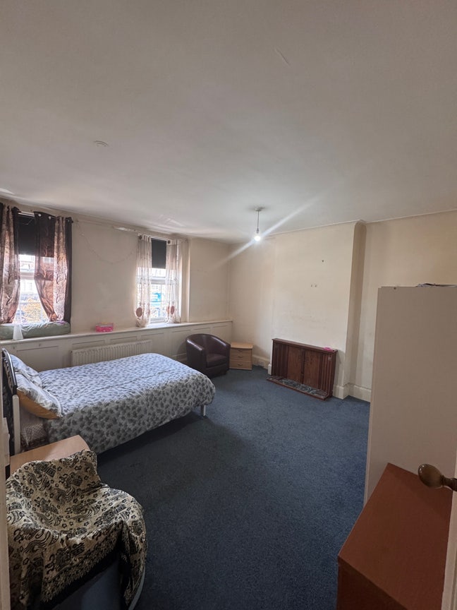 Huge Room near Northwood Hills station  Main Photo