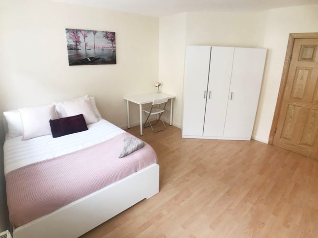 Extraordinary Huge Double Room in Graceful Flat Main Photo