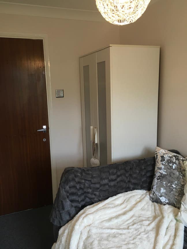 Single room 5 min walk to town centre, parking  Main Photo