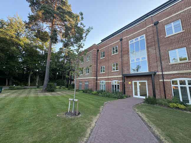 Sunningdale Park - 1 Large Double Bedroom  Main Photo