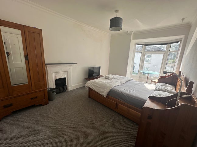Central Camborne. Large light double bedroom. Main Photo