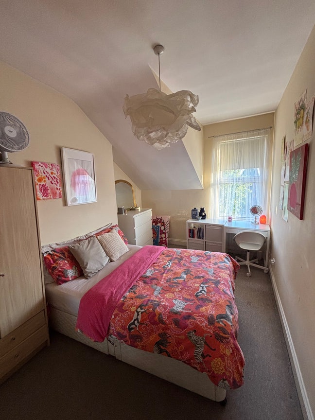 Lovely double room in South Wimbledon  Main Photo