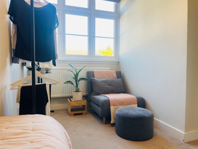 Large, bright room in a family home Main Photo