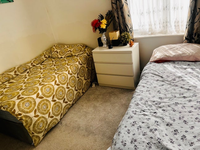 Shared Double room with female available Main Photo