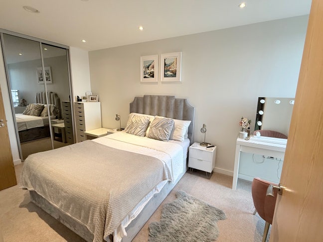 Luxury Double Room with En Suite in High-Spec Flat Main Photo