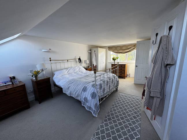 Large room with ensuite shower room in clean house Main Photo