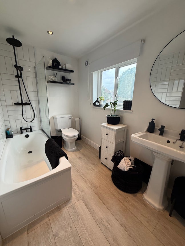 Double Furnished Room with Private Bathroom Main Photo