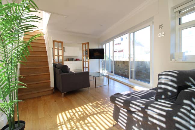 Excellently Located Earlsfield Five Bedroom House  Main Photo