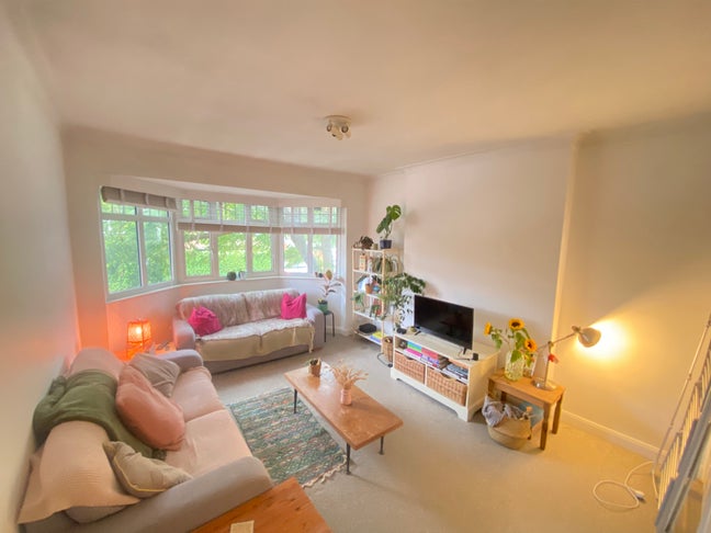 2 rooms available- women preferred 3 bed flat Streatham Main Photo
