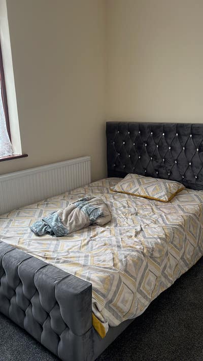 Room in a quite house  Main Photo