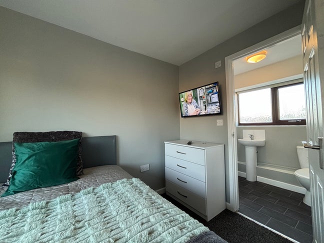 Double Ensuite Room by the Airport B33 Coming Soon Main Photo
