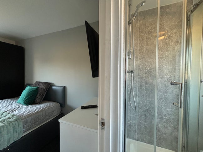 Double Ensuite Room by the Airport B33 Coming Soon Main Photo