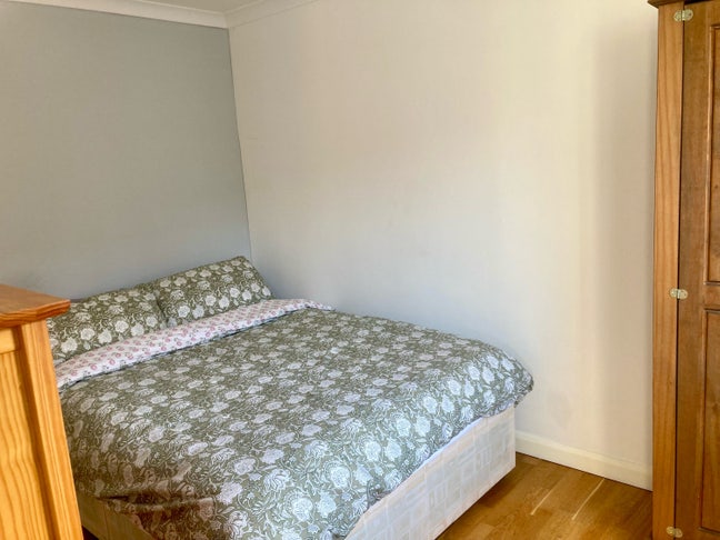 Double bedroom in friendly house share Main Photo
