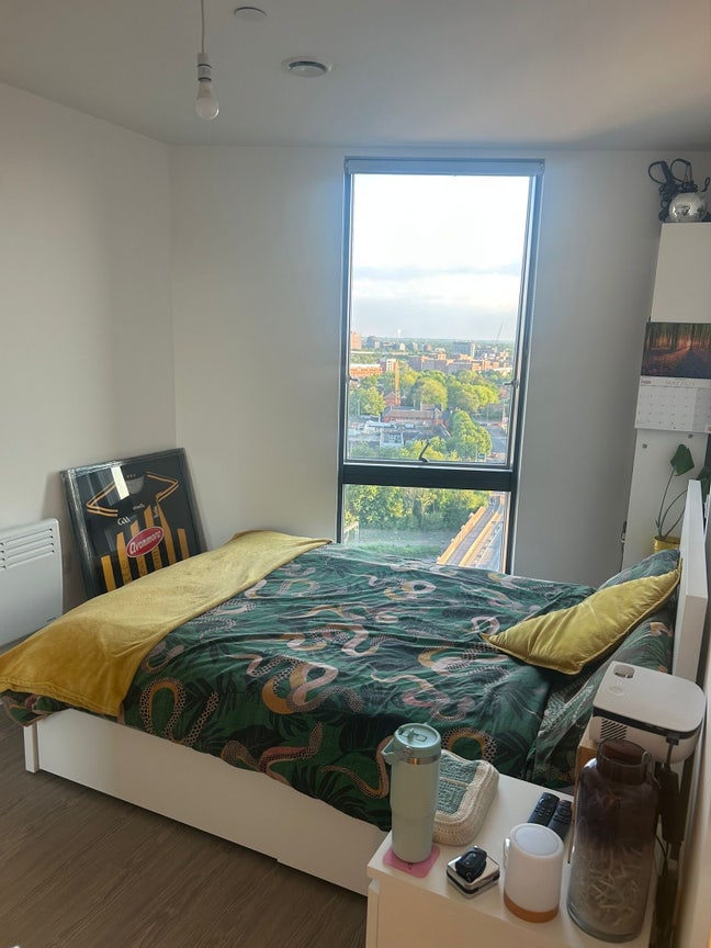 Double Room Available in 3 Bedroom Flat Main Photo