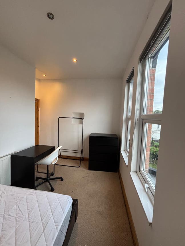 Perfect room for Professionals or Students!  Main Photo