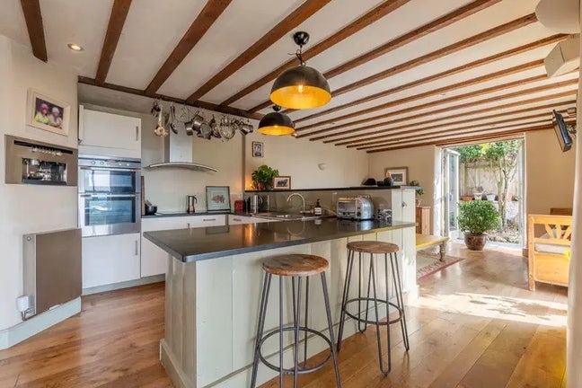 Large, furnished double room   Main Photo