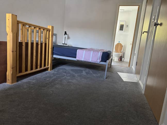 Double bedroom, ensuite and kitchen - Hamble Main Photo
