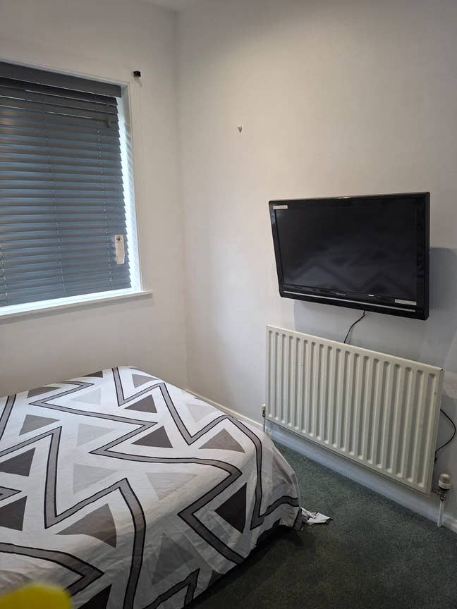 Double Room , Near to Stations and bus garage Main Photo