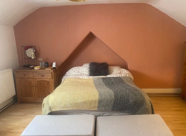Spacious room in 2 bed flat for rent (Band C) Main Photo