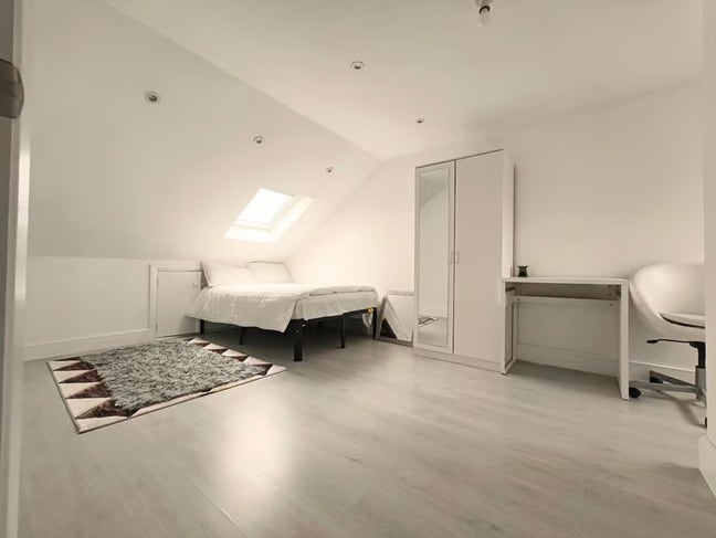 Delightful En-suite double room in E13 0PR Main Photo