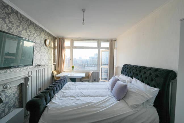 Aldgate East | Private balcony with Shard views Main Photo
