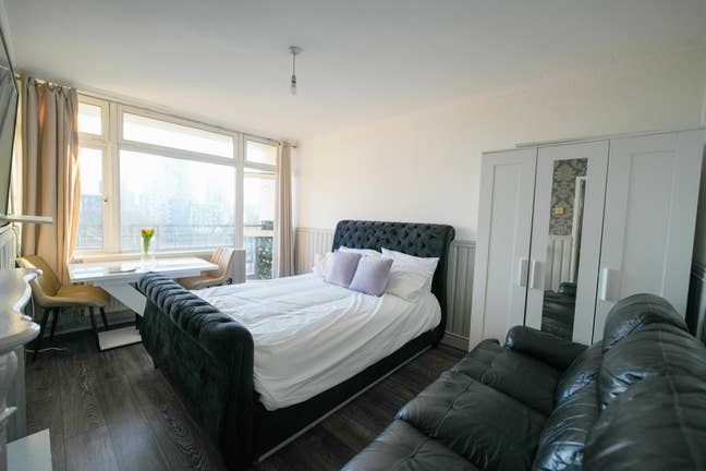 Aldgate East | Private balcony with Shard views Main Photo