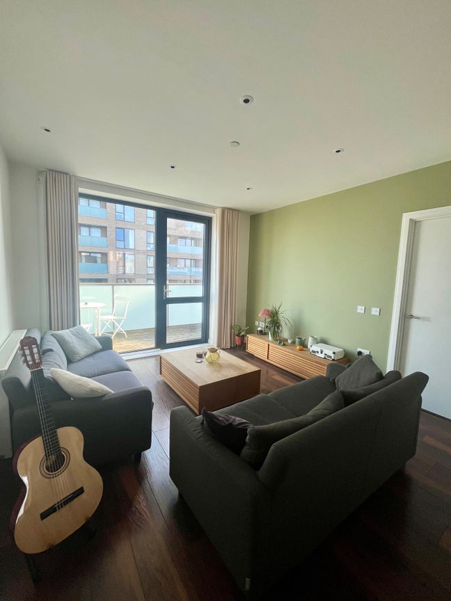 Modern En-Suite Double Room with Walk-In Wardrobe  Main Photo