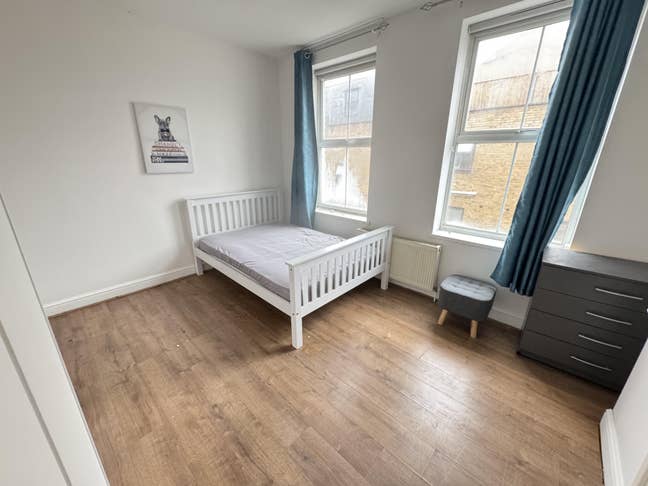 Bright Spacious Room Available Now to Move Im Asap Main Photo