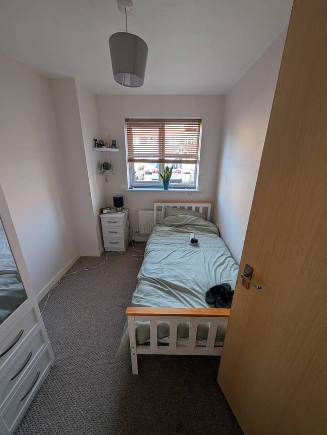 Single room, all bills inc. New bed and furniture Main Photo