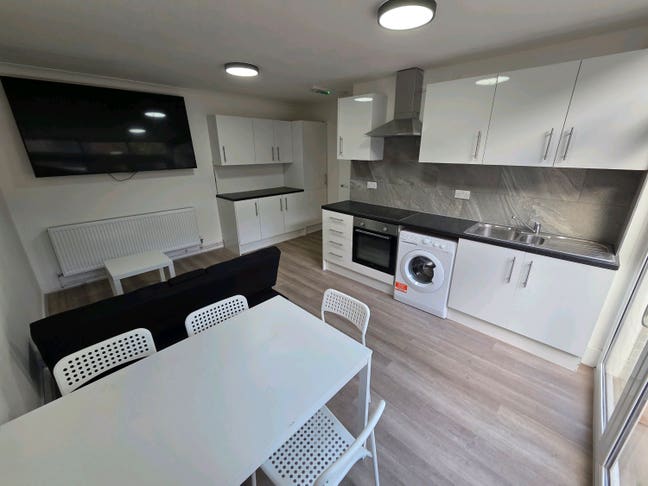 Brand New House 6 Ensuite Rooms In Brick Lane !!! Main Photo