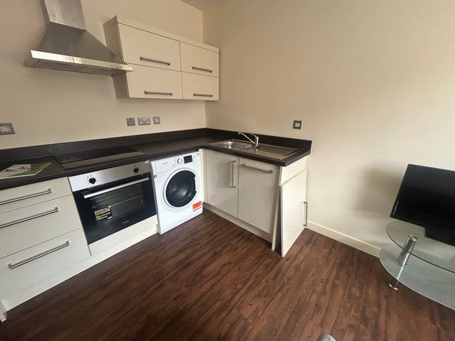 Prime City Centre Flat Share – Walk to Train, Bus, Main Photo